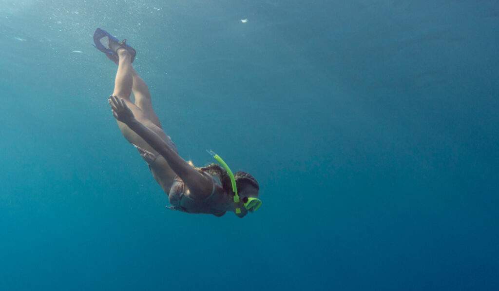 Bei einem Strandurlaub kannst du dich perfekt mit Schwimmen oder Schnorcheln fit halten.